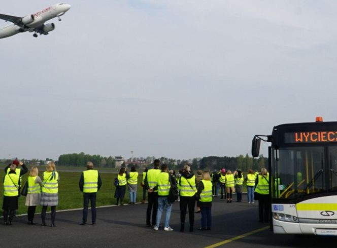 Port Lotnicyz w Bydgoszczy organizuje płatne zwiedzania. Do wyboru są wycieczki po lotnisku w trzech różnych cenach   