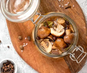 Podgrzybki marynowane. Pyszne domowe grzyby w occie i przyprawach