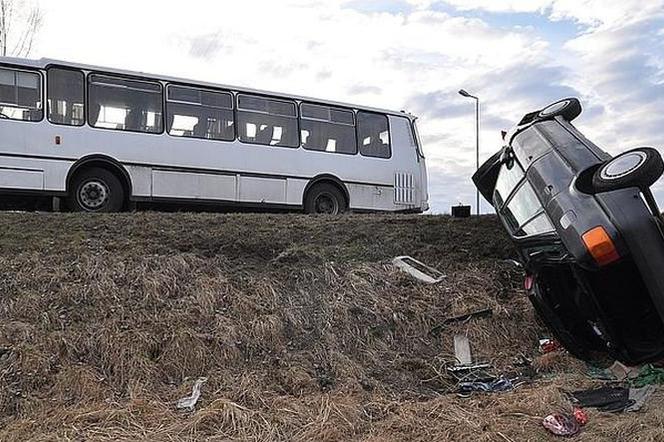 Wypadek z udziałem autobusu. Kierowca wymusił pierwszeństwo