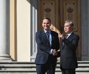 Chiński szef MSZ Wang Yi w Polsce. Spotyka się z Sikorskim i Nawrockim