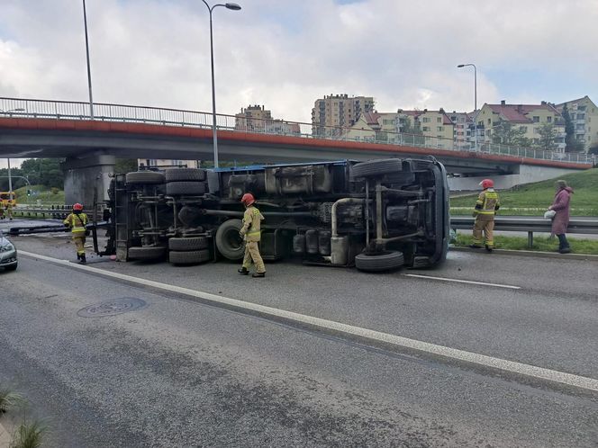 Kielce. Wypadek na ul. Grunwaldzkiej. Ciężarówka przewróciła się po zahaczeniu o wiadukt [ZDJĘCIA].