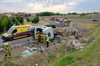 Wypadek w Elizówce. Kierowca był zakleszczony w pojeździe