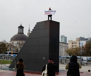 Mężczyzna wszedł na pomnik smoleński