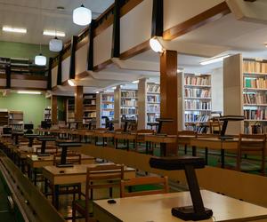 Biblioteka Uniwersytetu Opolskiego - zdjęcia. Zobacz zachowane wnętrza z lat 70.