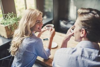 Flirtowanie cię przerasta? Według psychologów ta technika działa zawsze