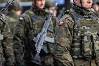 Ile naprawdę zarabia żołnierz? Mamy aktualne pensje i pełną listę wojskowych bonusów