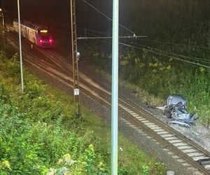 Hyundai runął z wiaduktu na tory! Pociąg rozerwał go na strzępy. Przerażający wypadek w Skibnie