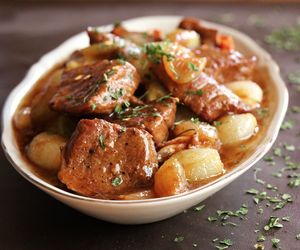 Przygotuj tak mięso do gulaszu. Te sposoby znały już nasze babcie, dziś przeżywają renesans