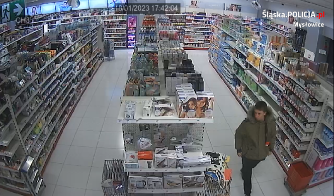 Złodzieje sklepowi kradną w Rossmannie w Mysłowicach