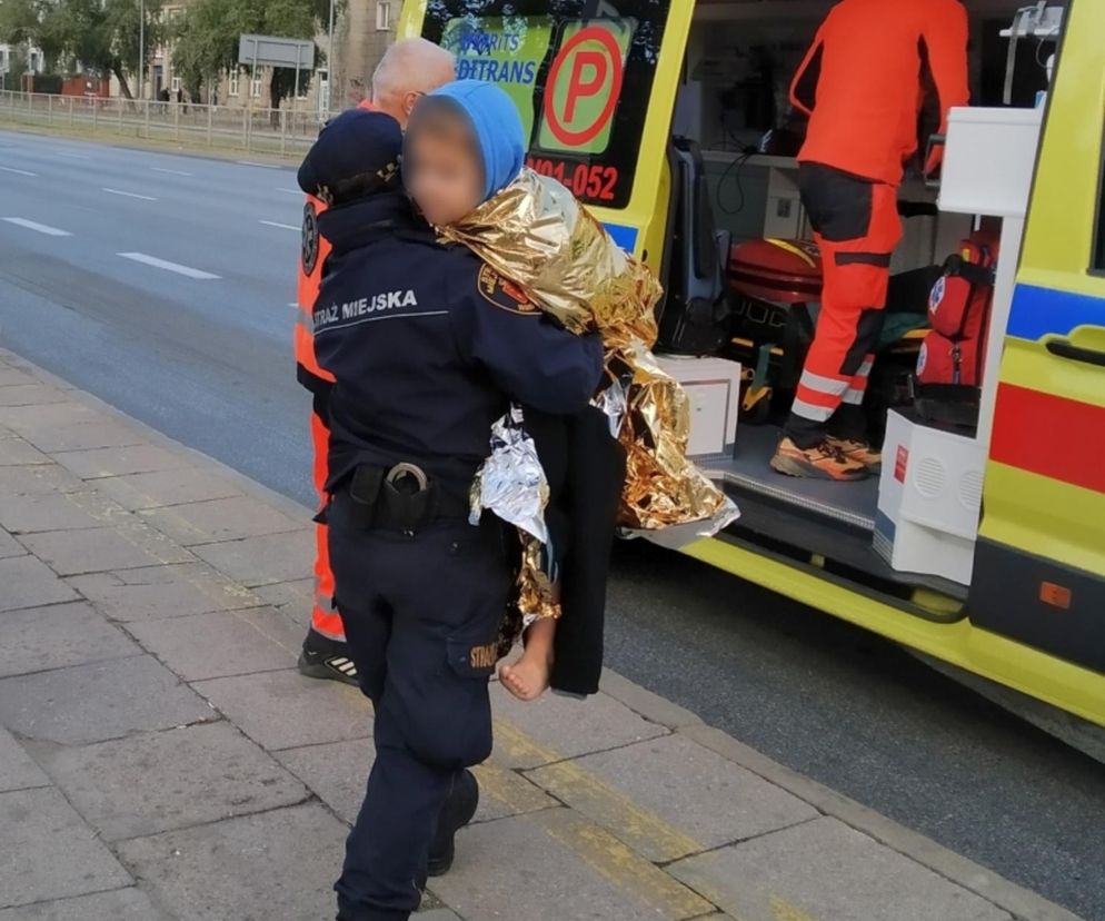 Mama i jej 6-letni syn spali na przystanku w Warszawie. Dziecko nie miało nawet butów