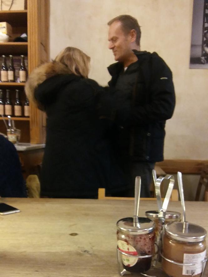 Donald Tusk z żoną w kawiarni, Bruksela