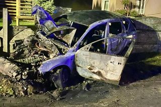 Lisewo Malborskie. Pożar auta po uderzeniu w słup energetyczny. Dwie osoby uratowali świadkowie.