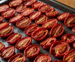 Jak suszyć pomidory w piekarniku? Przygotowujemy suszone pomidory domowej roboty