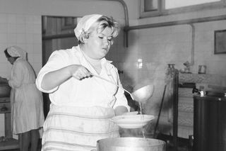 QUIZ PRL. Bary mleczne to bułka z masłem? Nie tak szybko, 4. pytanie cię zaskoczy!