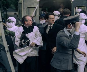 Czarna śmierć. Igor Bielik (Tomasz Ziętek), ksiądz (Krzysztof Ogłoza)