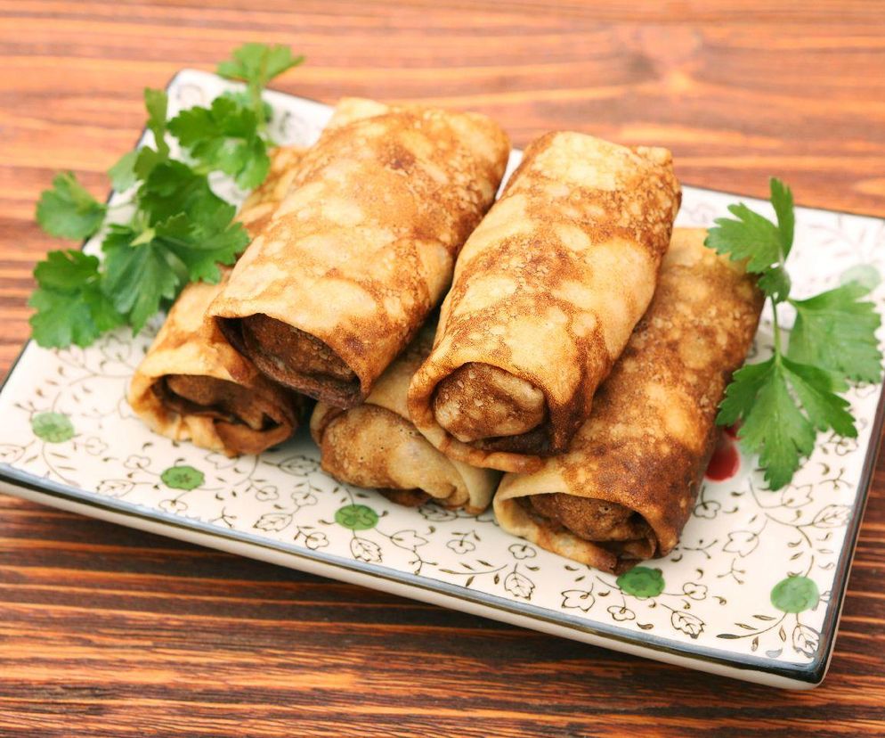 wielkanocne naleśniki z białą kiełbasą i jajkiem