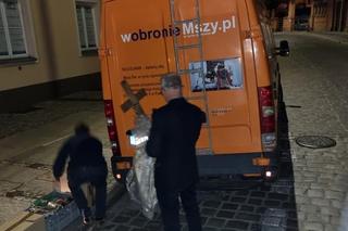 Pod osłoną nocy ksiądz wyniósł swoje rzeczy 