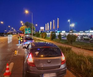 Kilkaset samochodów przy galeriach w Lesznie. Nocna akcja policji