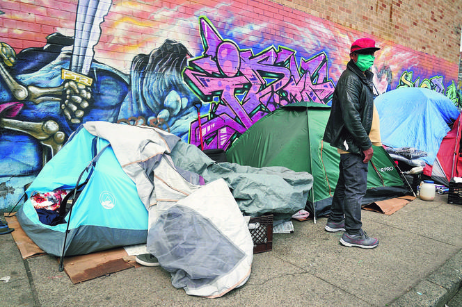 Bezdomni pośpią na ulicach