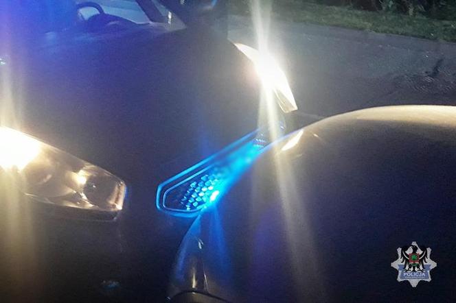 Poświęcili radiowóz, by zatrzymać uciekiniera. 17-latek chciał przejechać policjanta 