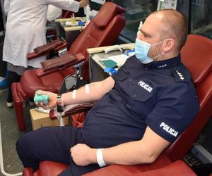 Policjanci z Torunia oddali krew i pomogli potrzebującym