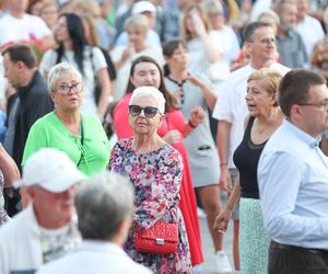 Potańcówka przed teatrem w Katowicach