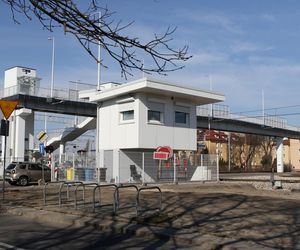  Takiego absurdu w Warszawie już dawno nie było. Mieszkańcy Pragi załamani po budowie kładki nad torami