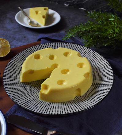 Obłędny sernik jak żółty ser z dziurami: przepis na deser jogurtowy z pulpą mango
