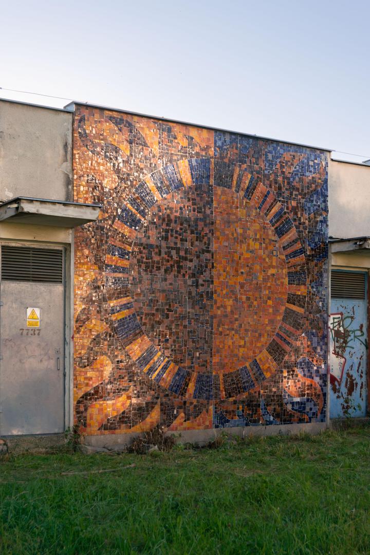 Wielkie czyszczenie mozaiki na Szpitalu Banacha - zdjęcia. Zniknęły bazgroły i chaszcze