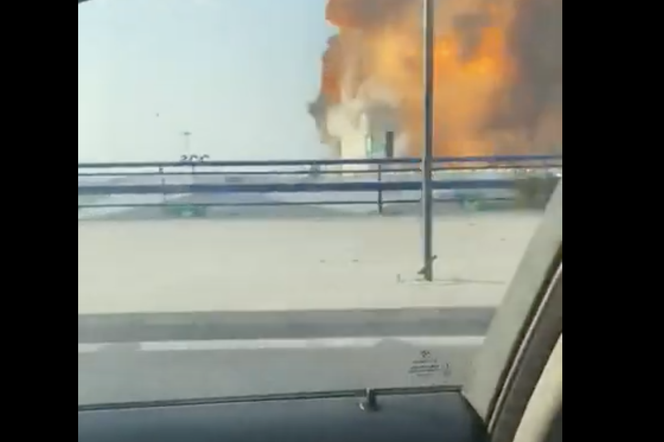 Fala uderzeniowa zmiażdżyła BMW na autostradzie