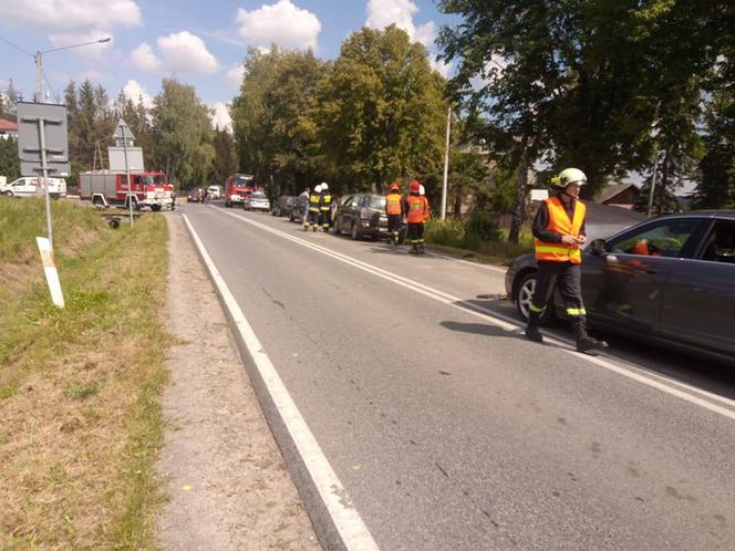 KARAMBOL w Dąbrówce Tuchowskiej. Zderzyło się pięć samochodów