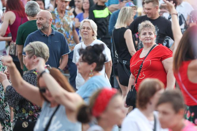 Potańcówka przed teatrem w Katowicach