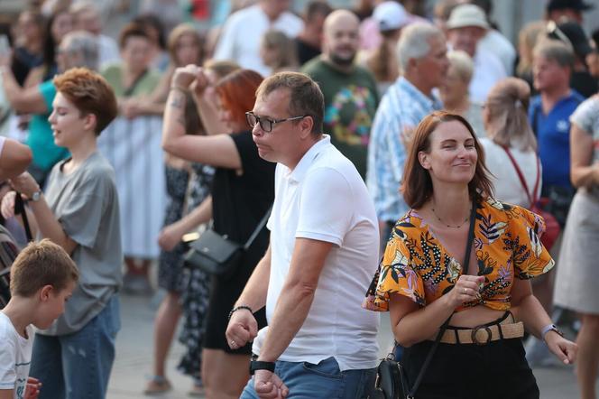 Potańcówka pod Teatrem Śląskim w Katowicach. Tłumy wręcz oszalały ZDJĘCIA