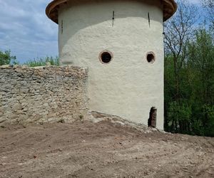 Baszta w Nowych Kicharach (gm. Dwikozy) po remoncie