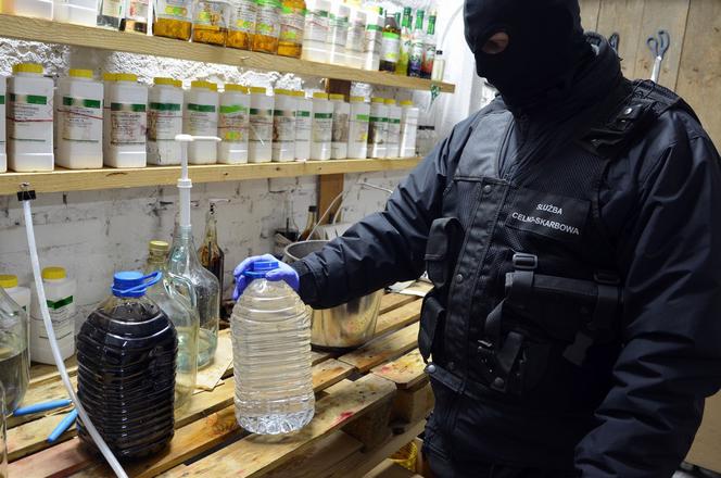 Dobrzyniewo Duże. 500 litrów nielegalnego bimbru i nielegalna bimbrownia