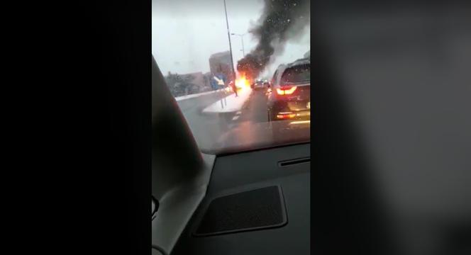 Poranny pożar samochodu na alei Rejtana w Rzeszowie. Samochód spłonął doszczętnie [WIDEO]