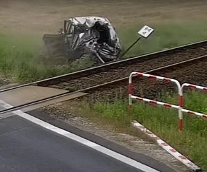 Wypadek na torach pod Poznaniem. Auto staranowało rogatkę i wjechało pod pociąg [WIDEO]