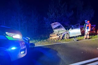 Tragiczny wypadek pod Ostrowią Mazowiecką. Audi huknęło w przepust, z auta wypadli dwaj mężczyźni