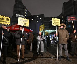 Kolejny dzień protestu przed siedzibą TVP