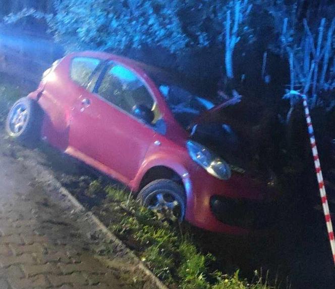 16-latek wziął młodszych kolegów na przejażdżkę. Rodzice nic nie wiedzieli, a auto wylądowało w rowie