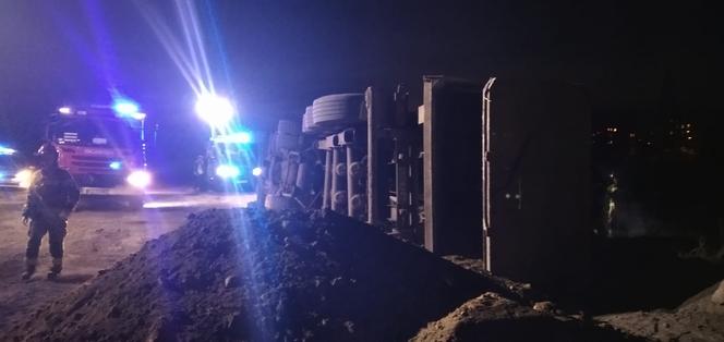 Ciężarówka przewróciła się w Zabrzu podczas rozładunku. Kierowca trafił do szpitala