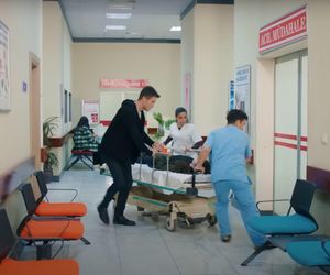 Ege uratuje Zeynep, choć porywacz pchnie ją nożem.