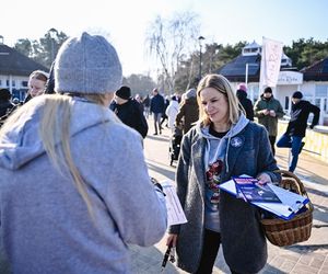 Marta Nawrocka żona kandydata na prezydenta RP Karola Nawrockiego zbiera podpisy na listach poparcia na Gdańskim molo w Brzezinie