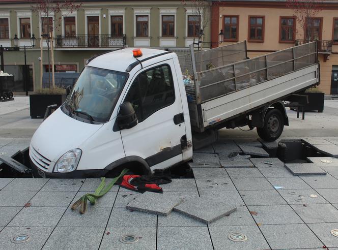 Kierowca wjechał autem do fontanny