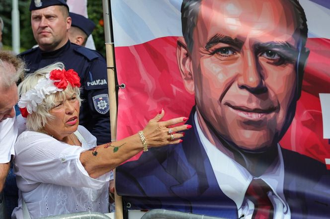 Banery na powitanie Nawrockiego 