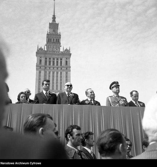 Czysty Pałac Kultury i Nauki w Warszawie - zobacz stare zdjęcia. Tak wyglądał bez warstwy brudu