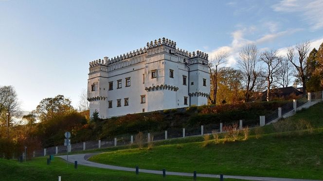 To najsławniejsza wieś w Małopolsce. Legenda głosi, że w miejscowym dworze zamieszkały diabły