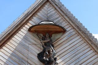 To jeden z najpiękniejszych kościołów w Małopolsce. Nad wejściem znajduje się najstraszniejszy wizerunek diabła 