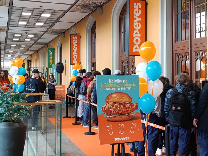 Popeyes na Dworcu Głównym we Wrocławiu otwarty! Spora kolejka, muzyka na żywo i darmowy kurczak