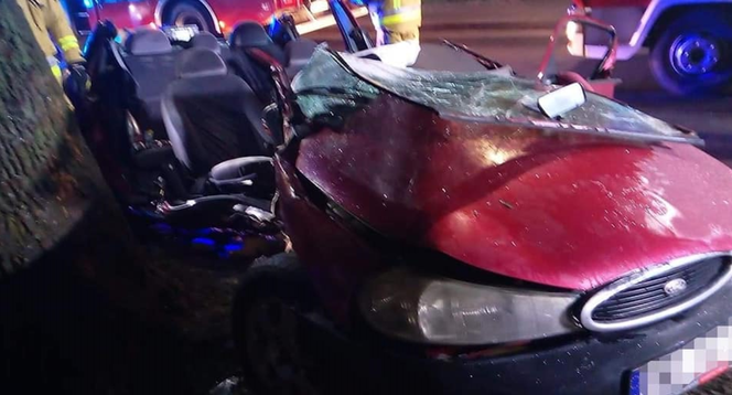 Kierowca i pasażer byli UWIĘZIENI w samochodzie! Paskudny wypadek w Sierakowie